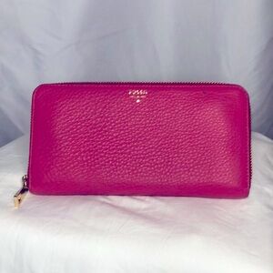 FOSSIL bright pink pebble leather wallet. Holds up to 12 cards.
